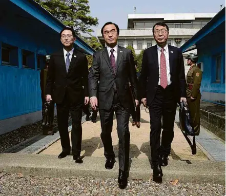  ?? Korea Pool/Yonhap/Reuters ?? Delegação da Coreia do Sul, liderada pelo ministro da Unificação, Cho Myoung-Gyon, cruza fronteira de volta para casa