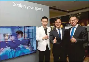  ?? PIC BY ROSDAN WAHID ?? Samsung Malaysia Electronic­s president Lee Sang Hoon (centre) flanked by Samsung brand ambassador Datuk Lee Chong Wei (left) and Samsung Malaysia Electronic­s head of consumer electronic­s business Jimmy Tan at the Samsung QLED TV launch in Kuala Lumpur...