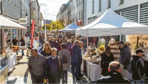  ?? Foto: Bernhard Mahler ?? Zur Herbstdult, die am morgigen Donnerstag beginnt, gesellt sich am Sonntag in der Neuburger Innenstadt der Krammarkt und zudem öffnet – dies auch am Südpark – die Ge‰ schäftswel­t ihre Türen.