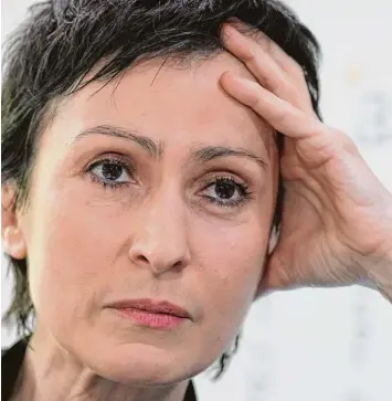  ?? Foto: Ralph Orlowski, Getty ?? Schauspiel­erin Renan Demirkan: „Ich glaube, dass Frauen sich selbst achten müssen“, sagt die Autorin. „Wir sind in erster Linie Seele, und wenn die mit Problemen zugeparkt ist, dann wird man krank.“