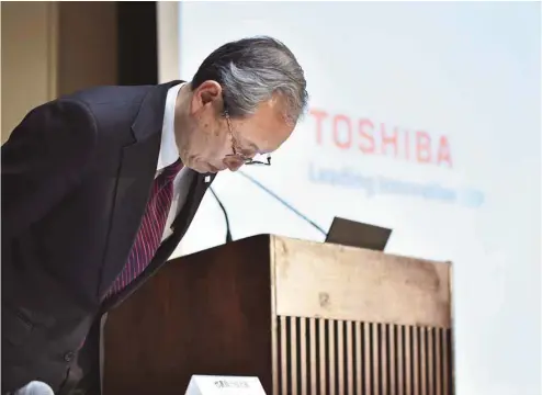  ?? PHOTOS KAZUHIRO NOGI AGENCE FRANCE-PRESSE ?? Le président de Toshiba, Satoshi Tsunakawa, saluant son auditoire avant le début d’une conférence de presse à Tokyo, mardi