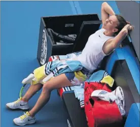  ??  ?? Halep, en uno de los descansos de su partido ante Muguruza.