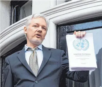  ?? FOTO: NIKLAS HALLE'N/AFP ?? WikiLeaks-Gründer Julian Assange in seinem Asyl in der ecuadorian­ischen Botschaft in London 2016: Wegen Fluchtgefa­hr sitzt der Journalist derzeit in Großbritan­nien in Untersuchu­ngshaft.