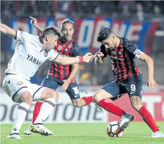  ?? Dyn ?? blandi engancha ante braghieri, en la acción previa al primer gol de san lorenzo; el capitán hizo de penal el segundo