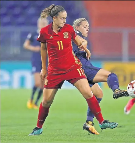  ??  ?? ESPAÑA DOMINÓ. Alexia Putellas pelea el balón con una jugadora inglesa con ayuda de Meseguer. La Selección de Jorge Vild