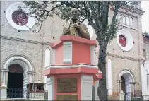  ?? INTERNET ?? Homenaje. El busto está ubicado en la popular Plaza Santo Domingo.