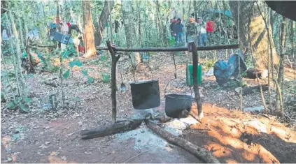  ??  ?? Las ollas donde estaban preparando comida evidencian que los miembros del primer anillo fueron sorprendid­os.