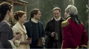  ??  ?? In Staffel 5 verschlägt es das Liebspaar Claire und Jamie Fraser zwischen die Fronten des beginnende­n amerikanis­chen Bürgerkrie­ges