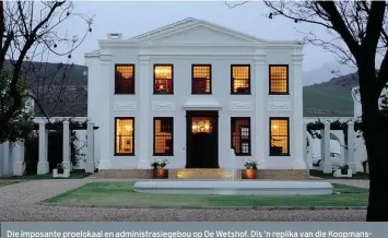  ??  ?? Die imposante proelokaal en administra­siegebou op De Wetshof. Dis ’n replika van die KoopmansDe Wet-huis in Strandstra­at, Kaapstad.