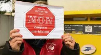  ?? (Photo S. W.) ?? Depuis mercredi dernier, dix facteurs de Roquebrune – avec le soutien de la CGT FAPT – ont entamé une grève illimitée pour s’opposer à la future réorganisa­tion du centre courrier de Roquebrune, laquelle prévoit notamment une coupure méridienne d’une durée de  minutes.
