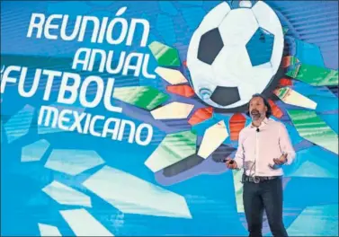  ??  ?? PONENTE. Francisco Joaquín Pérez Rufete, durante su charla en la ‘Reunión anual del fútbol mexicano’.