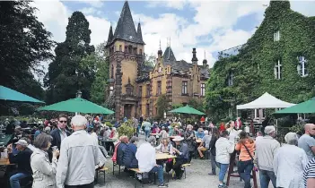  ?? RP-FOTOS (2): WOLFGANG KAISER ?? Wieder einmal sehr groß war der Besucheran­drang beim traditione­llen Hoffest auf Gut Heimendahl in Unterweide­n. Viele Aussteller präsentier­ten Originelle­s und Nützliches, die Küche lieferte Deftiges vom Land.