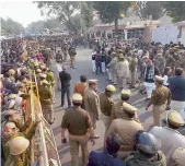  ?? PTI ?? Security forces deployed near the residence of Uttar Pradesh Chief Minister Akhilesh Yadav. —