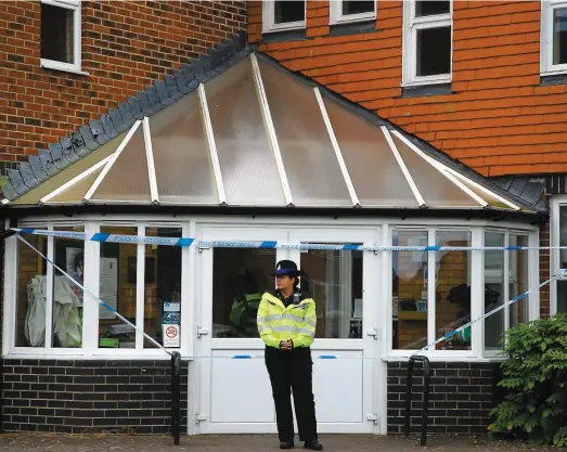  ??  ?? Les endroits où auraient pu se rendre les deux quadragéna­ires, dont cette église, étaient sous haute surveillan­ce policière hier. PHOTO AFP