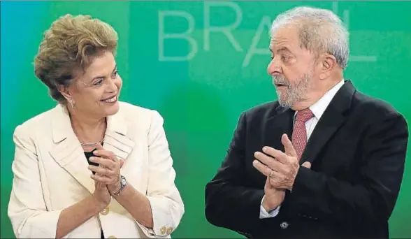  ?? IGO ESTRELA / GETTY ?? La presidenta de Brasil, Dilma Rousseff, y su antecesor en el cargo, Luiz Inácio Lula da Silva, ayer en el palacio de Planalto