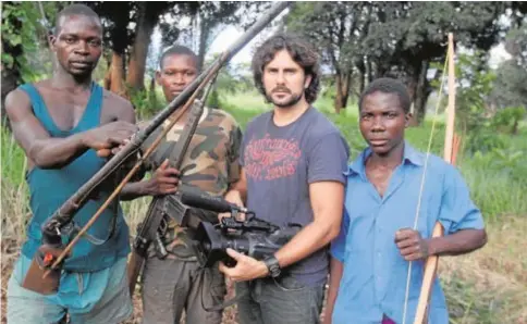  ?? ABC ?? Hernán Zin, rodeado de guerriller­os, en una de sus coberturas en África