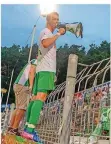  ?? FOTO: SCHLICHTER ?? Nach dem Sieg gegen die SVE stieg Christophe­r Theisen auf den Zaun, feierte mit den Fans.