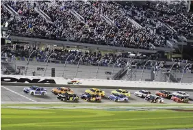  ?? ANSA ?? Una tipica partenza della Nascar: qui la Daytona 500, vinta quest’anno da Denny Hamlin