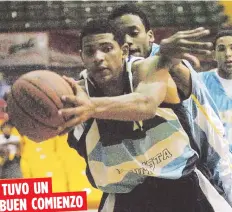  ??  ?? TUVO UNBUEN COMIENZO El canastero loiceño, con el balón, aparece en un partido del 2005, cuando jugaba para el Colegio Bautista de Caguas, en el torneo McDonald’s de escuelas superiores.