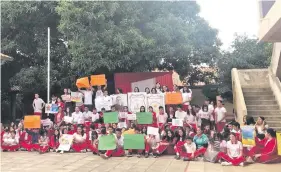  ?? ?? Alumnos de escuelas de San Juan Bautista y San Miguel se manifestar­on ayer contra el abuso sexual infantil con sentatas.