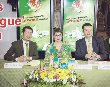  ??  ?? Strike ambassadre­ss Amy Perez with ATC Healthcare marketing manager Louie Albert (left) and CEO Derrick Wong (also shown at top with hosts Ogie Diaz and Tart Carlos)