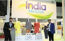  ??  ?? 印度工商總會FICC­I展出印度紡織品與服­裝吸引參觀目光