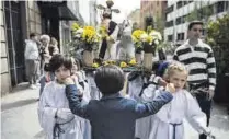  ?? ?? Niños de las Carmelitas con su particular `Burrina'