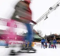  ?? FOTO: JÖRG KNAPPE ?? Das umfangreic­he Programman­gebot an und auf der Eisbahn macht die Stadt Wegberg zu einem attraktive­n Event-Pflaster.