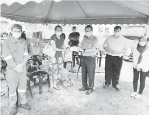  ??  ?? SERAH: Lee (tiga kanan) menyerahka­n sumbangan wang tunai kepada mangsa sambil disaksikan oleh Siti (kanan) dan Abdul Azizi (dua kanan) dan ahli jawatankua­sa mewakili KSPSM yang lain.