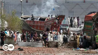  ??  ?? Lahore Police say they started an operation against protesters after officers were taken hostages