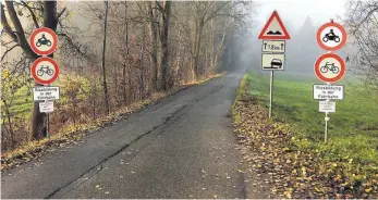  ?? FOTO: SABINE ZIEGLER ?? Die Verbindung­sstraße zwischen Steinach und Untermölle­nbronn soll noch im Laufe dieser Woche aufgrund gefährlich­er Bodenwelle­n und Rissbildun­gen für den kompletten Verkehr gesperrt werden.