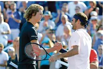  ?? FOTO: CHIASSON/DPA ?? Jugend gegen Routine: Alexander Zverev (links) und Roger Federer reichen sich nach Zverevs Sieg in Montréal die Hände. Bei der ATP-WM spielen sie in einer Gruppe und treffen erneut aufeinande­r.