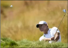  ?? MARCIO J. SANCHEZ — THE ASSOCIATED PRESS ?? Si Woo Kim hits from the rough on the eighth hole during the second round of the U. S. Open golf tournament at Los Angeles Country Club on Friday in Los Angeles.