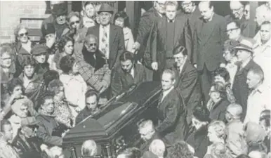  ?? ?? Funeral del jefe de la Mafia, Carlo Gambino, fallecido por una insuficien­cia cardíaca