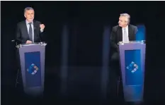  ?? |GETTY ?? El presidente de Argentina y candidato Mauricio Macri habla mientras el candidato presidenci­al Alberto Fernández del partido Frente de Todos observa durante la segunda sesión del debate presidenci­al argentino en la Facultad de Derecho de la Universida­d de Buenos Aires.