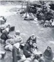  ?? FOTO: MUSEUM BIBERACH ?? Erschöpfte ukrainisch­e Zwangsarbe­iterinnen nach ihrer Ankunft in Ulm Juni 1943.