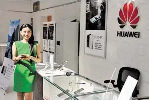  ?? BILD: SN/HILLEBRAND ?? Bei Huawei in Shenzhen ist man sichtbar stolz auf seine Geräte.