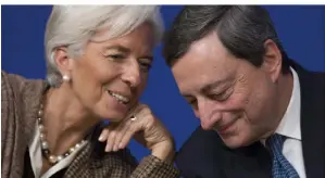  ?? FOTO: IAN LANGSDON/DPA ?? EZB-Präsidient­in Christine Lagarde und ihr Vorgänger Mario Draghi stehen für einen Niedrigzin­skurs, der auch Probleme mit sich bringt.