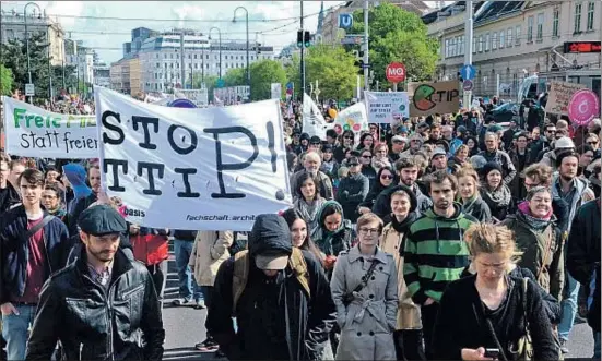  ?? ANADOLU AGENCY / GETTY ?? Manifestac­ión contra el tratado de asociación transatlán­tica frente al Parlamento austriaco, en Viena, el pasado mes de abril