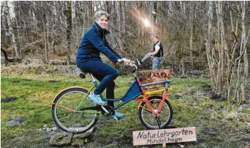  ?? Foto: Ahlborn ?? Bettina Ahlborn und ihr Mann Jan‰Erik zeigen, welche Fotos man an dem neuen Fun‰Foto‰Point im Mindelheim­er Naturlehrg­arten machen kann.