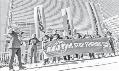  ?? ?? Activistas de The Big Shift Global (El Gran Cambio Global) protestan en la entrada del Banco Mundial contra la financiaci­ón de proyectos de gas en todo el mundo. Foto Ap