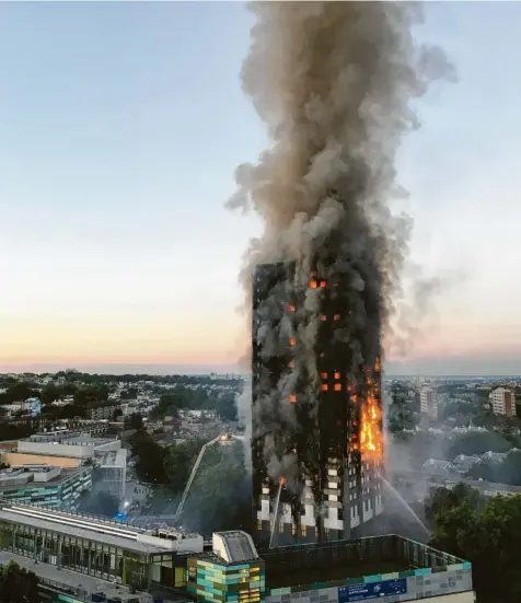  ?? Foto: Natalie Oxford, dpa ?? Flammen schlagen am 14. Juni 2017 in London aus dem Grenfell Tower. Die Rauchsäule ist kilometerw­eit zu sehen.