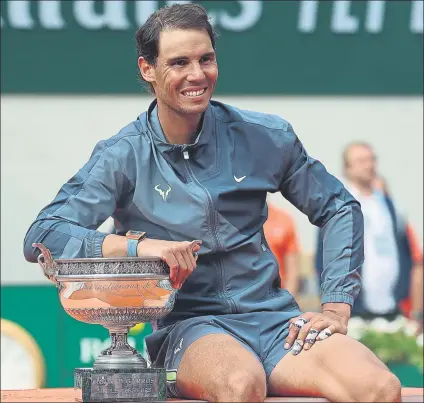  ??  ?? Rafa Nadal, con su duodécima Copa de los Mosquetero­s. El cambio de fechas supone un desafío único para el manacorí, que tendrá 34 años