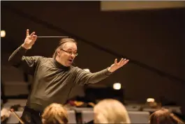  ?? FOTO: PRESSBILD/MATTI KYLLöNEN ?? I EGEN REGI. Hyvinge orkesters dirigent Tuomas Pirilä dirigerade konserten med nutida inhemsk kammarmusi­k.