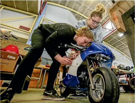  ?? PHOTO: WARWICK SMITH/STUFF ?? Makayla Stewart, left, and Jemma Mcquillan-mckee work on their 50cc bike at Freyberg High School.