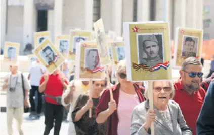  ??  ?? Sudionici mimohoda nosili su i oko 300 fotografij­a poginulih boraca NOB-a i narodnih heroja