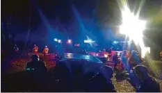  ?? Foto: Polizei Schwabmünc­hen ?? Großeinsat­z am Birkensee: Die Feuerwehr Gennach rettete zwei Angler aus dem fünf Grad kalten Wasser.