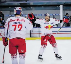  ?? BILD: SN/GEPA PICTURES/ JASMIN WALTER ?? Nach ein paar glücklosen Spielen wieder ganz stark: Chad Kolarik (re.) traf zum 1:0 und legte das 2:0 auf.