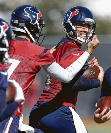  ?? Karen Warren / Houston Chronicle ?? In a strange bit of role reversal, Brock Osweiler, here attempting to knock the football from Tom Savage’s grasp during a drill Wednesday, is the backup trying to prepare the starter for the game ahead.