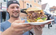  ??  ?? Höher, breiter, fleischige­r – darauf kommt es beim Burger an.